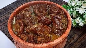 طاجن لحمة بالبصل + أرز و سلطة
